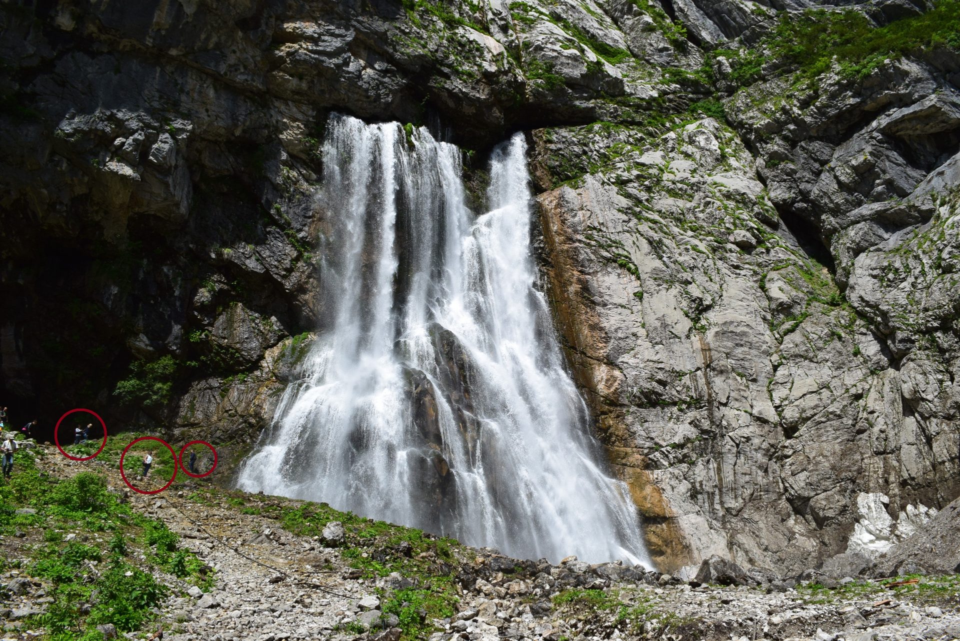 Дорога на Гегский водопад в Абхазии