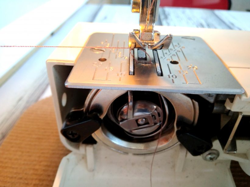как заправлять нить в швейную машинку 
