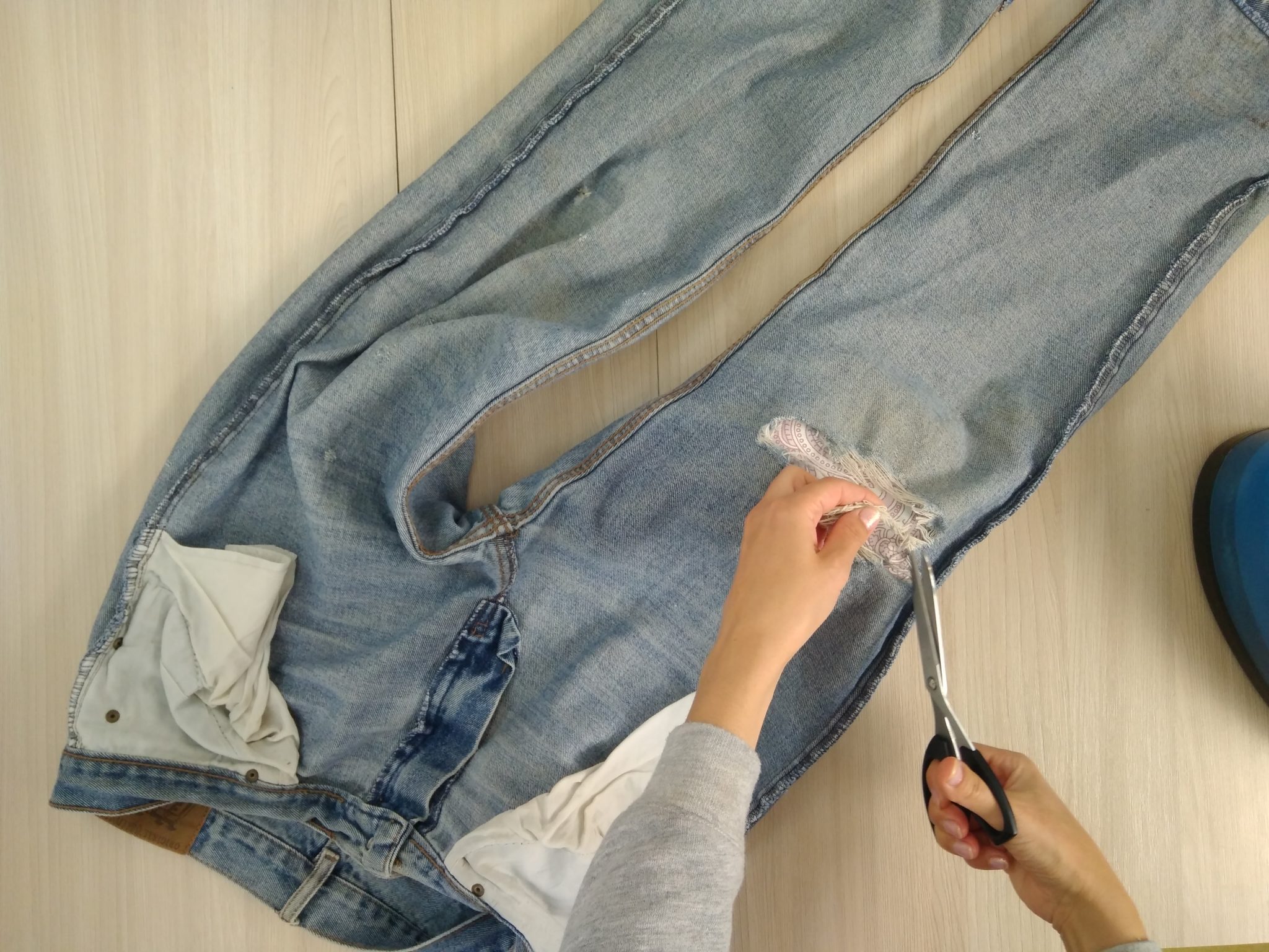 Зашить пятно на джинсах