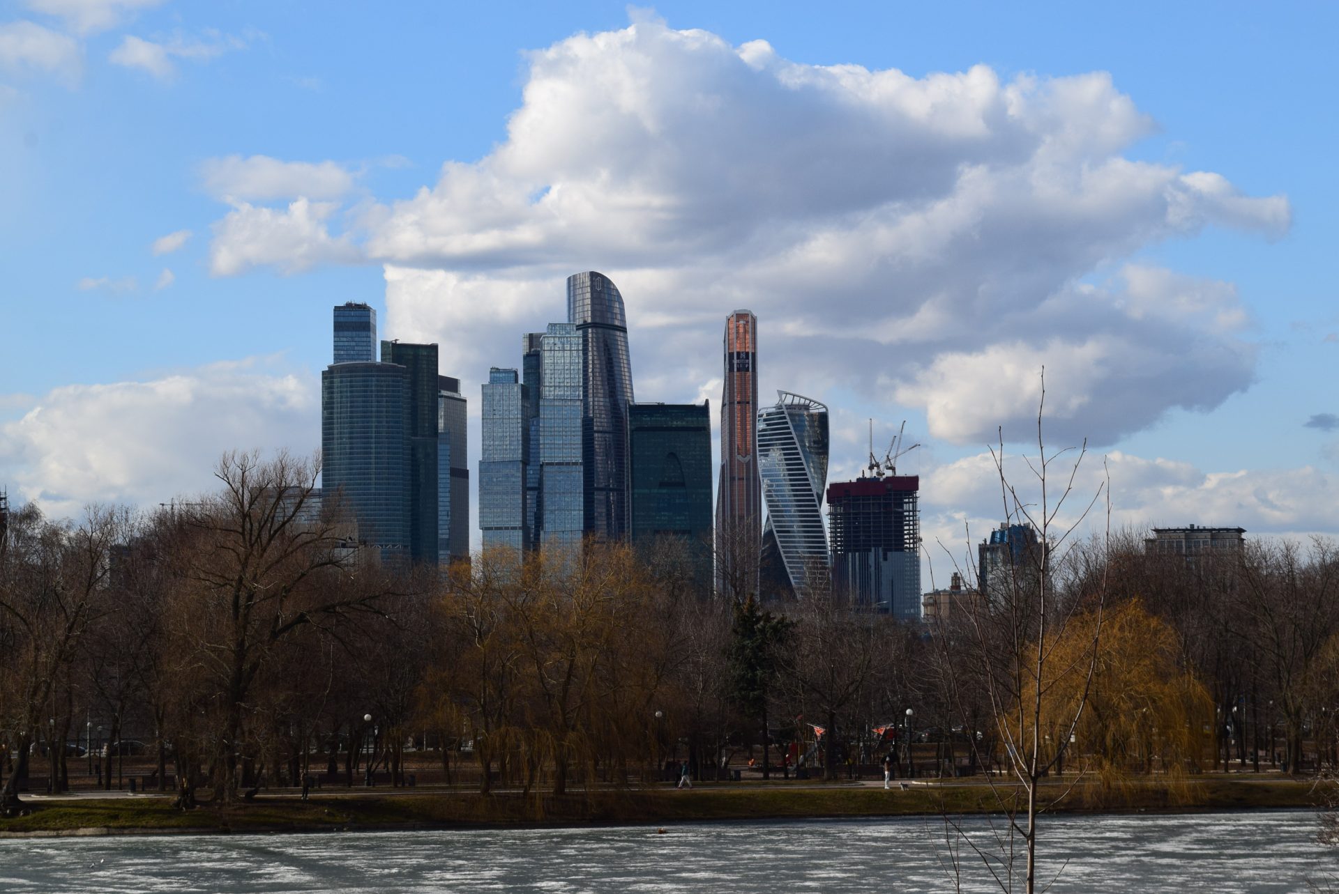 Москва 3.5 т. Москва Сити с парка Победы вид. Новодевичий монастырь и Москва Сити. Вид на Москва Сити с Новодевичьего монастыря. Вид от Новодевичьего монастыря на Сити.