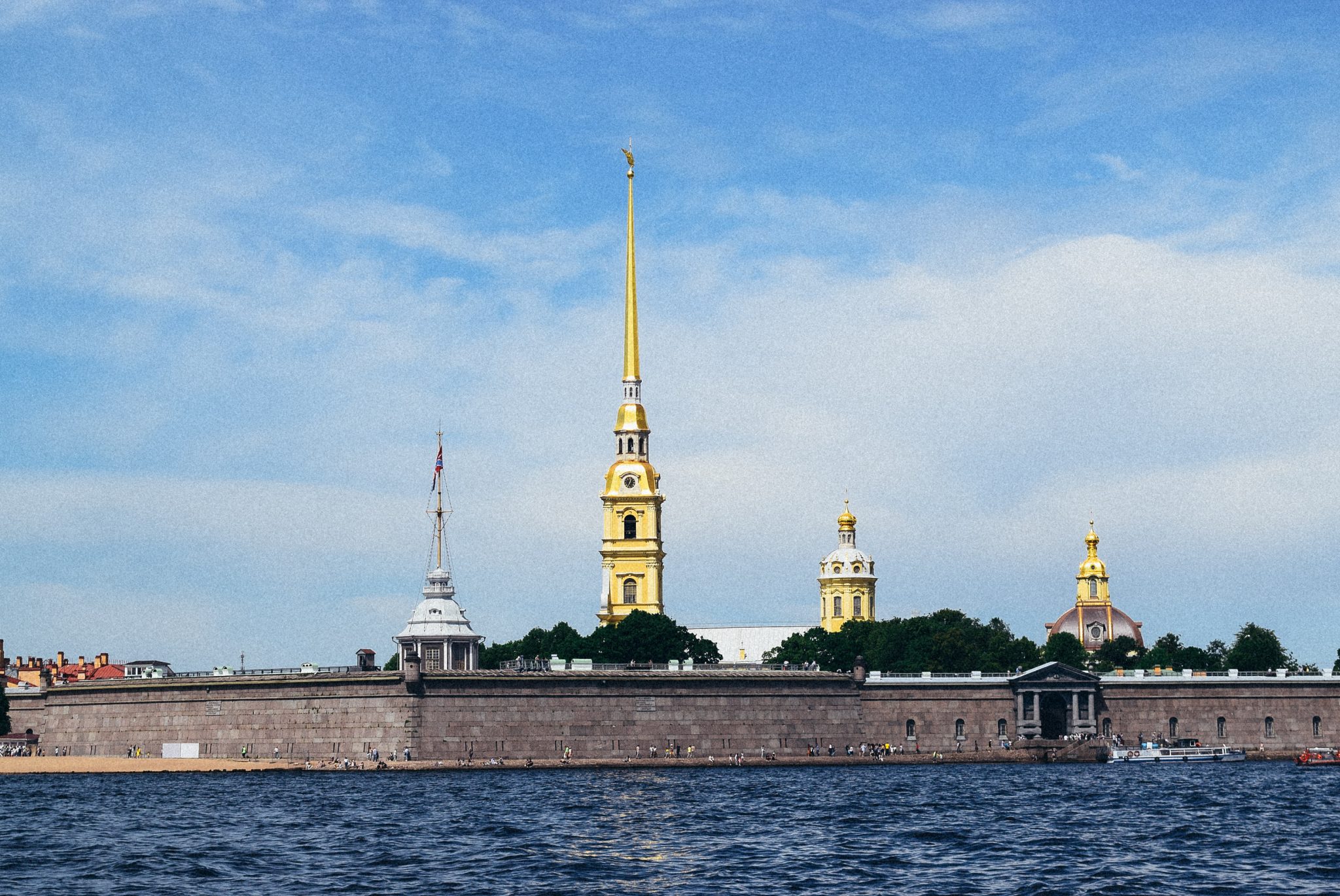 Питер самостоятельно. Достопримечательности Санкт-Петербурга Петропавловская крепость. Петропавловская крепость близко. Силуэты Санкт-Петербурга Петропавловская крепость. Петропавловская крепость обои на рабочий стол.